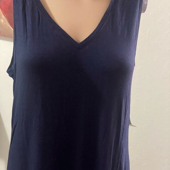 Elegant Black Sleeveless Dress - Picture 3 of 6